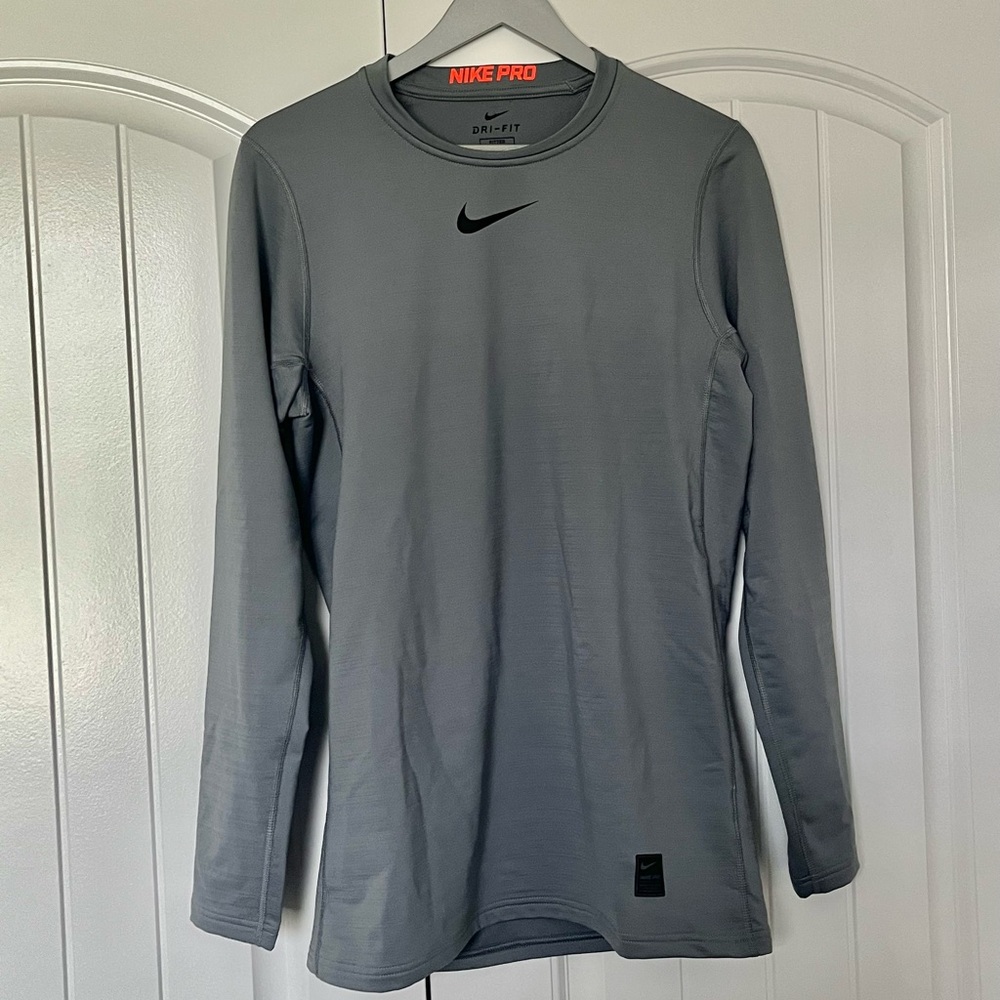 Nike fitted shirt, like new.